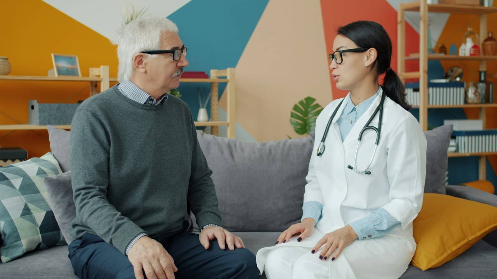 Médico em casa para idosos: acamados, pós-alta e família