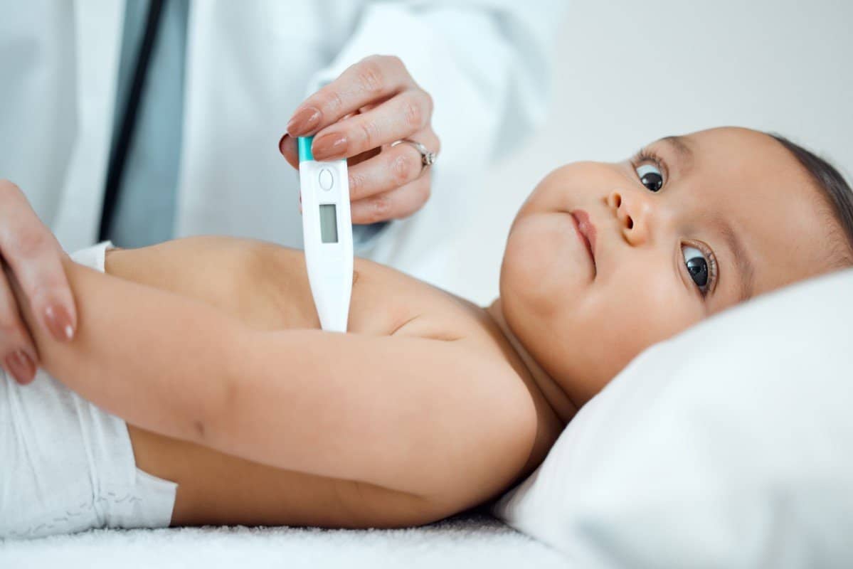 Bebê com febre que vai e volta: causas e sinais de alerta