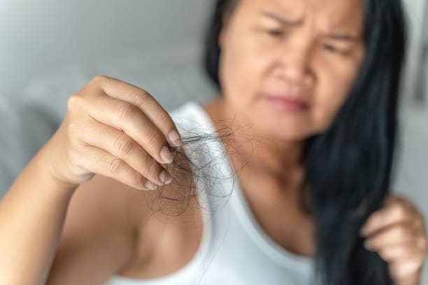 Queda de cabelo: causas, exames e quando procurar médico